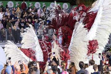  Telde disfruta con el pasacalle de los protagonistas del Carnaval de 'Studio 54'/Lpacarnaval.